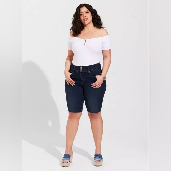 Torrid Foxy u- Bar Short Sleeve Top White 3x - Picture 2 of 12